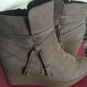 Women size 10 suede wedges (new)